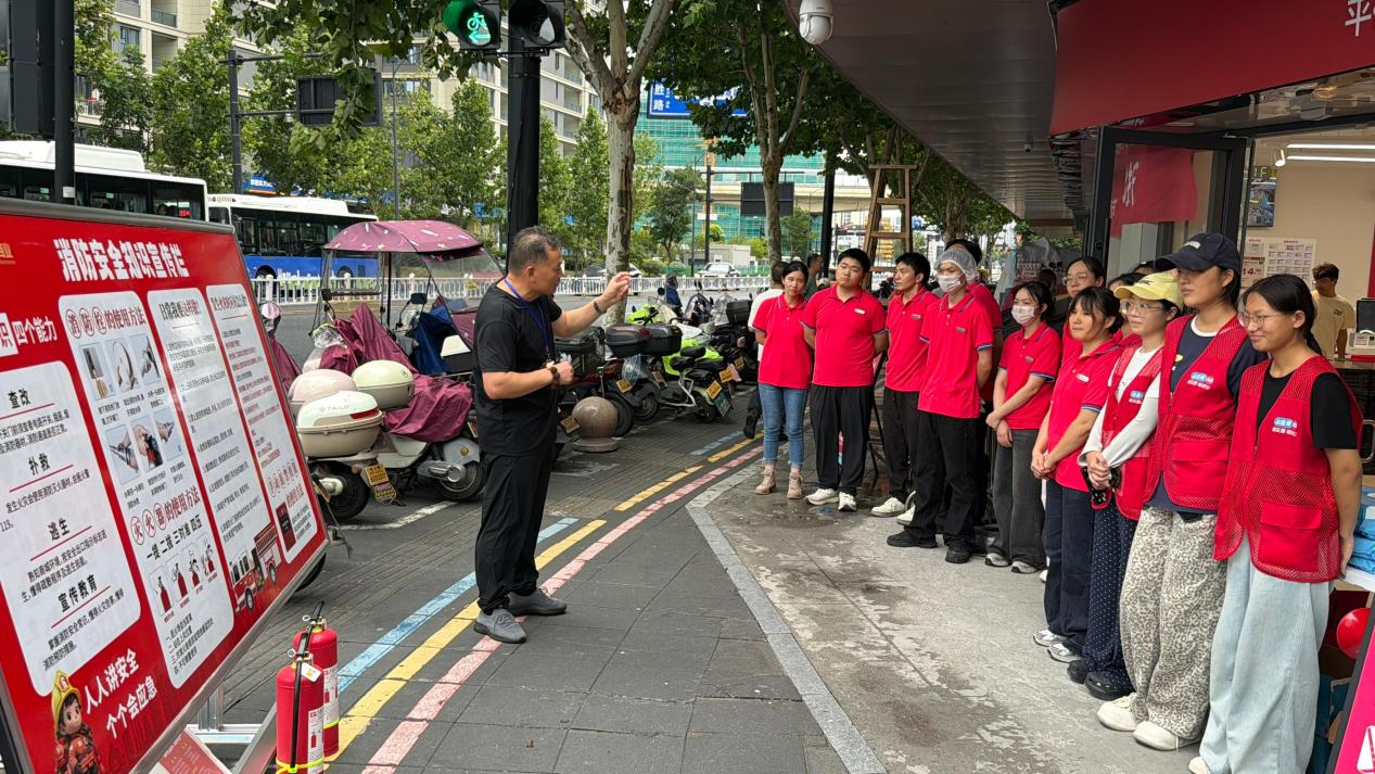 党建引领筑防线 消防实训？ 超盒算NB钱江商城店开业前专项消防安全培训